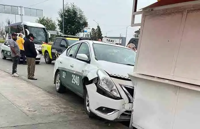 Camioneta causa accidente frente a Terminal Terrestre