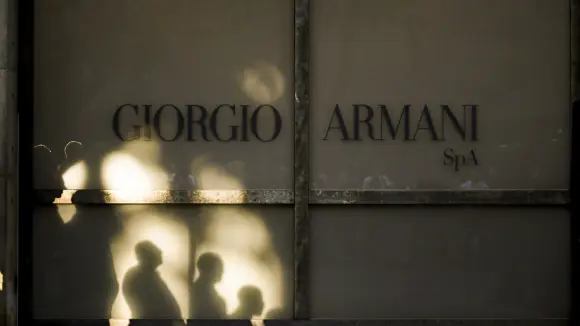 Cientos despiden a Giorgio Armani en Milán