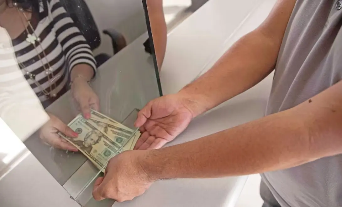 Peso mexicano abre semana en 18.41 por dólar