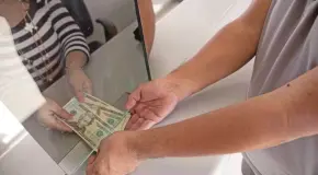 Peso mexicano abre semana en 18.41 por dólar