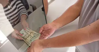 Peso mexicano abre semana en 18.41 por dólar