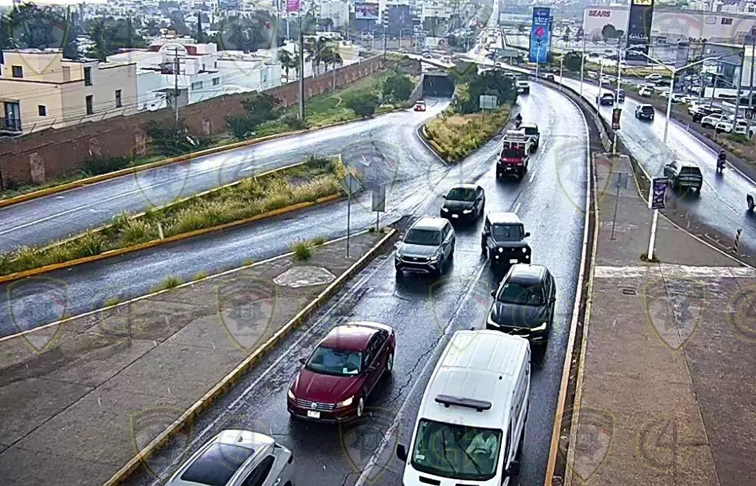 Inician cierres viales por lluvia en zona metropolitana