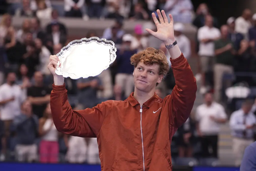 Jannik Sinner cae ante Carlos Alcaraz en final del Abierto de Estados Unidos