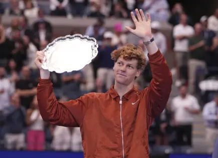 Jannik Sinner cae ante Carlos Alcaraz en final del Abierto de Estados Unidos
