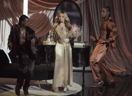 Mariah Carey recibe premio y deslumbra con joyas en los VMAs 2025