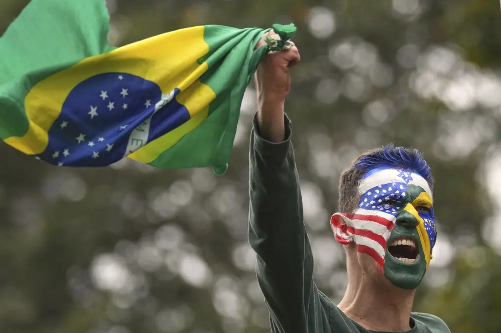 Miles apoyan a Bolsonaro en manifestación previa al juicio