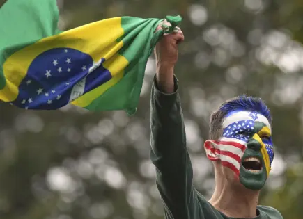 Miles apoyan a Bolsonaro en manifestación previa al juicio