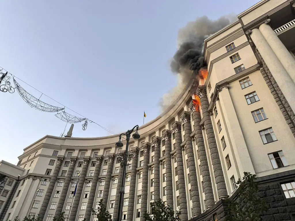 Ofensiva rusa impacta edificio gubernamental en Ucrania