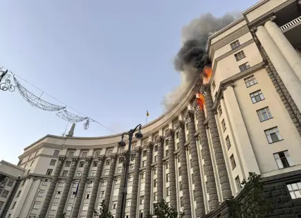 Ofensiva rusa impacta edificio gubernamental en Ucrania