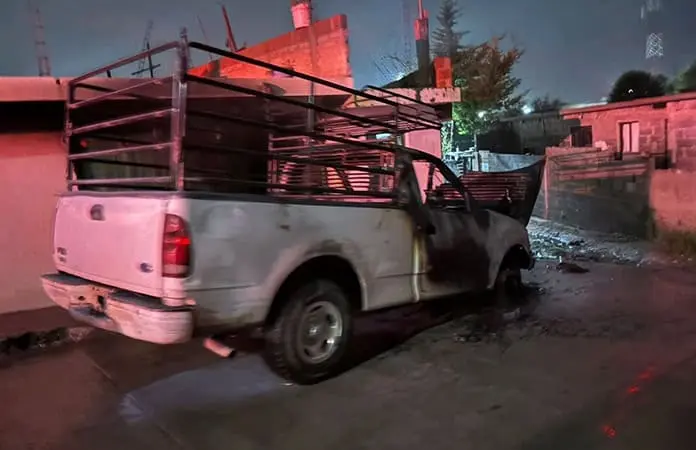 Se incendia camioneta, estaba estacionada