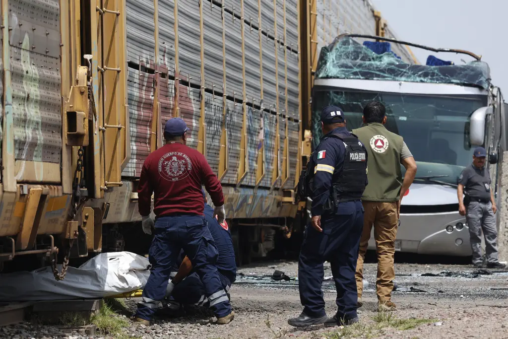 Accidente en Atlacomulco suma al menos 10 fallecidos