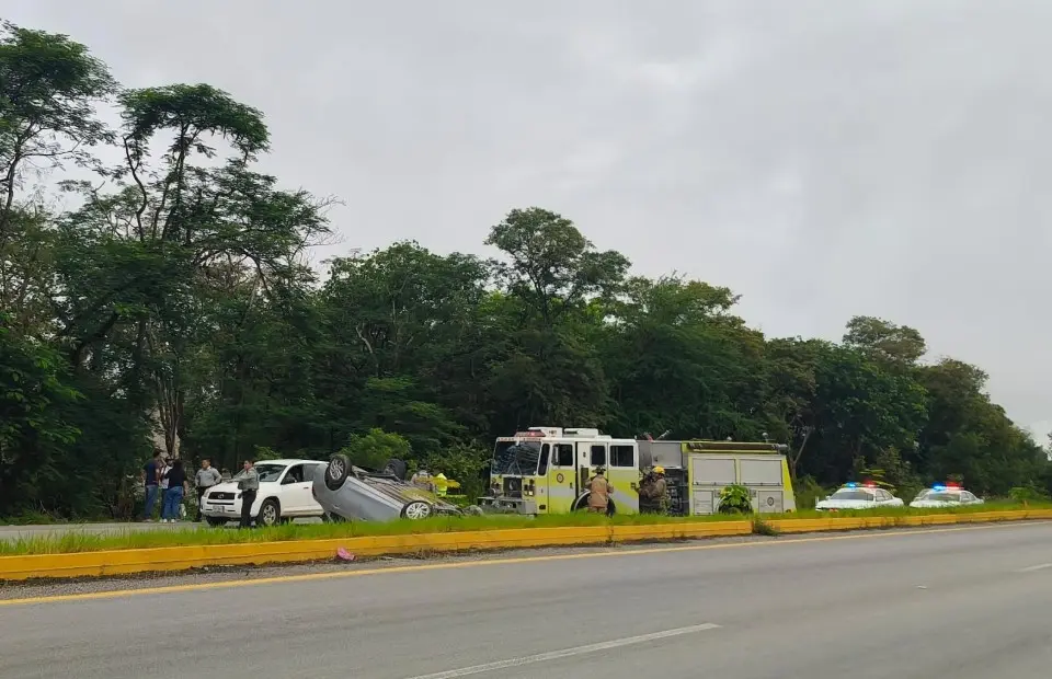 Automóvil vuelca en la Valles–Tamazunchale; ocupantes resultan ilesos