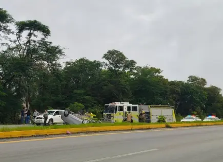 Automóvil vuelca en la Valles–Tamazunchale; ocupantes resultan ilesos