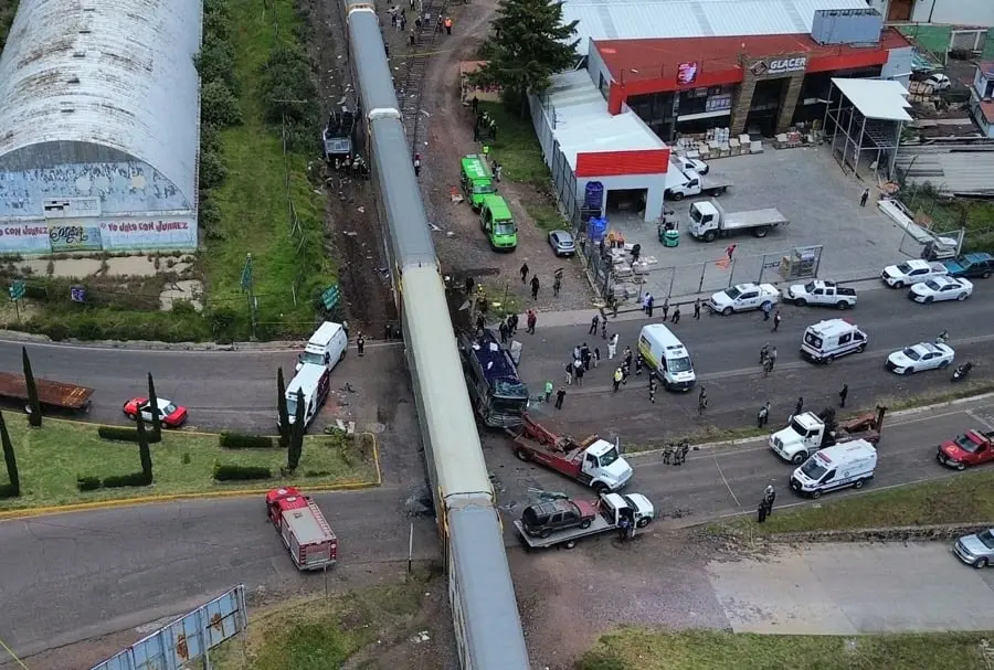 Choque de ferrocarril y autobús deja 10 muertos en México