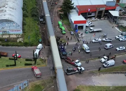 Choque de ferrocarril y autobús deja 10 muertos en México