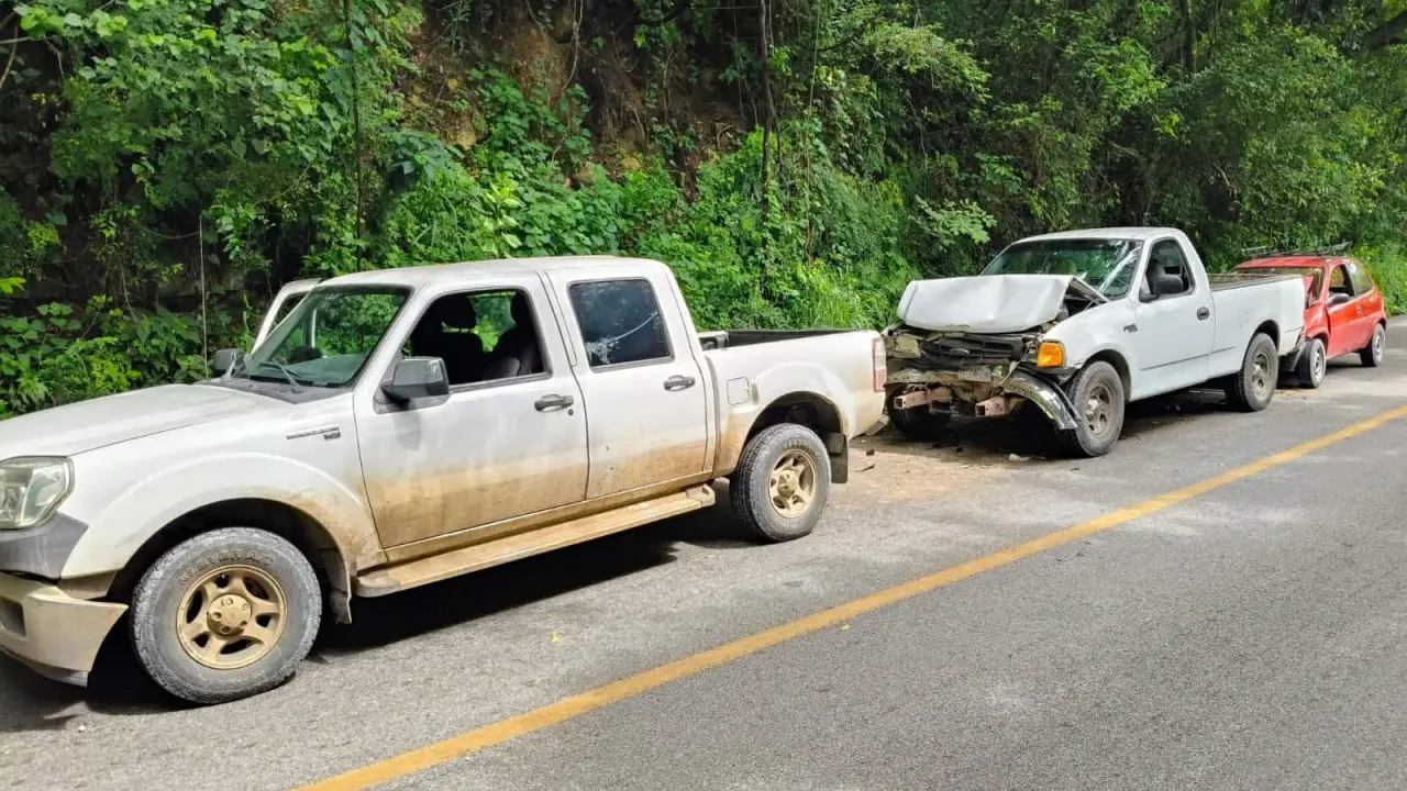 Choque múltiple en carretera libre Valles–Rioverde; sólo daños