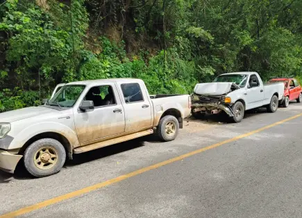 Choque múltiple en carretera libre Valles–Rioverde; sólo daños