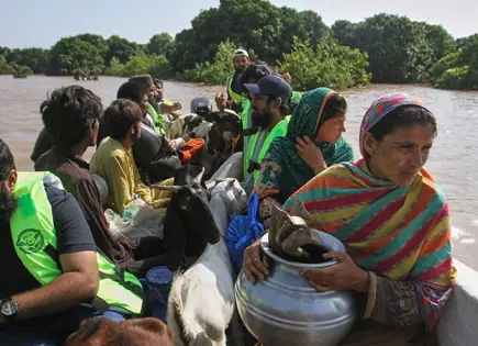 Evacuan a 25 mil en Pakistán por las lluvias