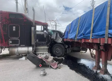 Fotos | Chocan tráileres en Eje 140 de Zona Industrial