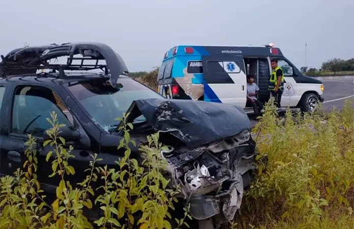 Impacta auto contra camioneta en Tantobal