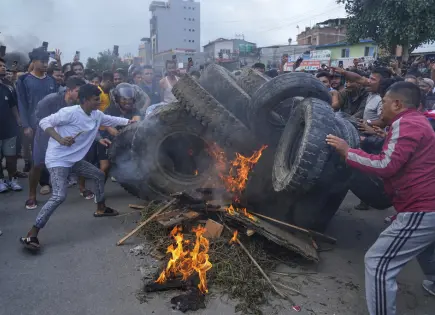 Intensificación de protestas en Nepal por bloqueo de redes sociales