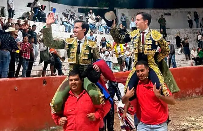 J. Mauricio y J. Sainz salieron en hombros
