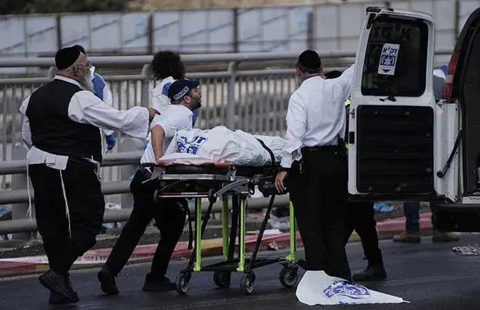 Jóvenes palestinos abren fuego en una parada de autobús