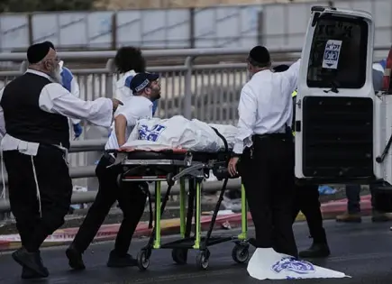 Jóvenes palestinos abren fuego en una parada de autobús