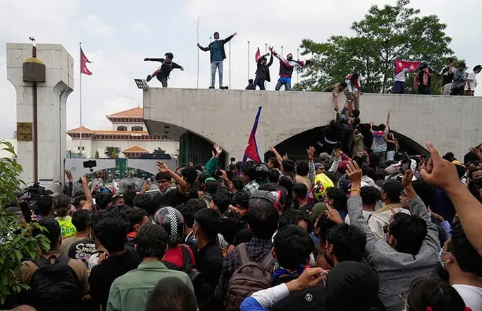 La policía dispara a manifestantes en Nepal; mueren 19