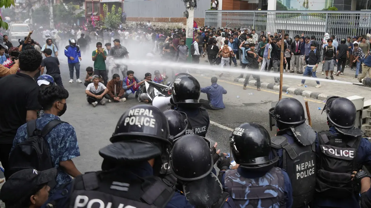 Levantan bloqueo a redes sociales en Nepal tras protestas