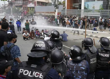 Levantan bloqueo a redes sociales en Nepal tras protestas
