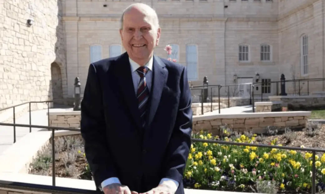 Russell M. Nelson, Líder Religioso Más Longevo, Celebra 101 Años de Vida