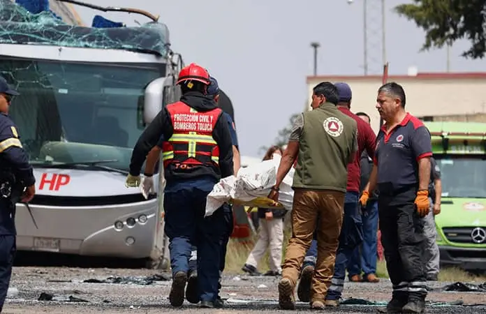 Se lleva el tren a un autobús en Atlacomulco