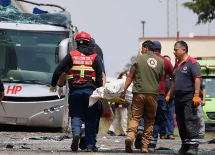Se lleva el tren a un autobús en Atlacomulco