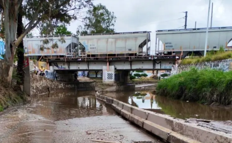 Cierran R&iacute;o Espa&ntilde;ita y desnivel Oth&oacute;n tras lluvias
