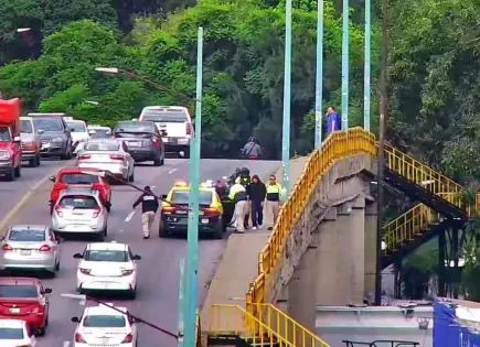 Policía Vial rescata a joven del puente de Universidad 