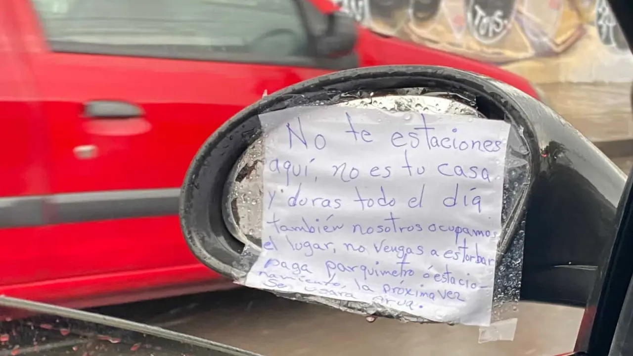 Fotos: Vecinos apartan lugares en Alamitos y cobran por estacionarse