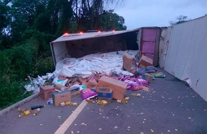 Vuelca camión cargado de abarrotes en carretera
