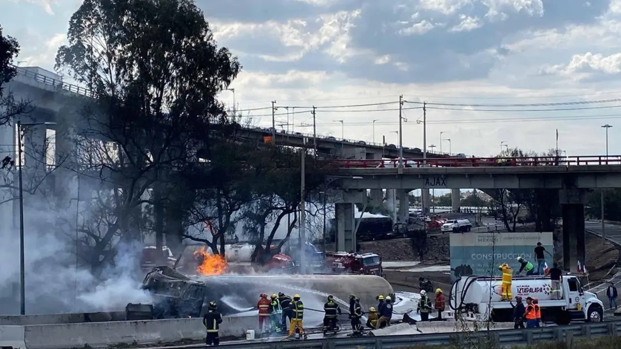 Suman 8 muertos por explosión de pipa en Iztapalapa