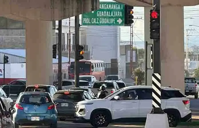 Ahora se satura avenida Juárez y Circuito Potosí