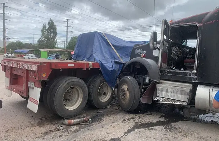 Aparatoso choque de tráilers en la Zona Ind.