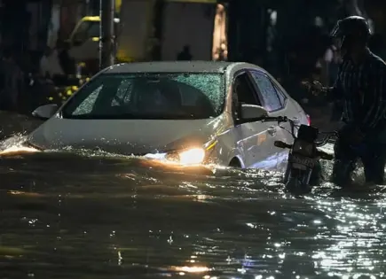 Evacuan a más de 120,000  personas por inundaciones