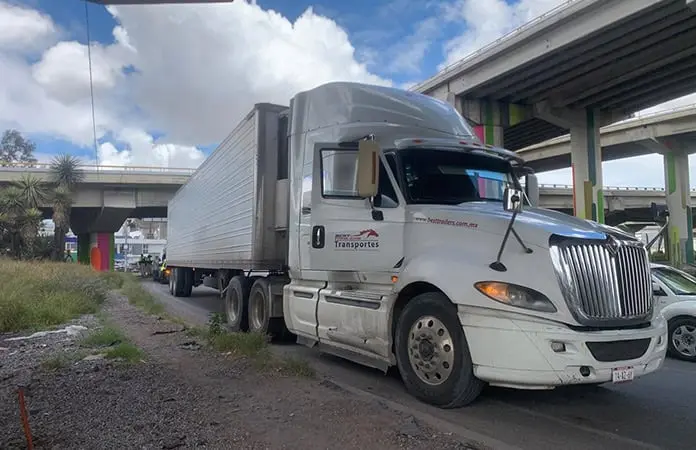 Motociclista es arrollado en el Distribuidor Juárez