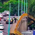 Policía evita suicidio en el puente de Universidad