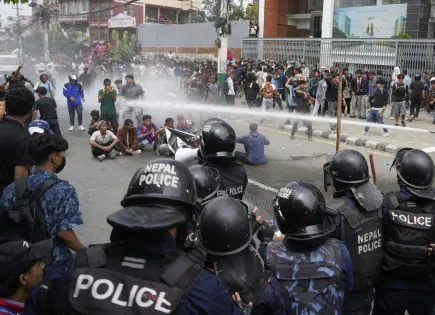 Protestas en Nepal por redes sociales incitan renuncia del primer ministro