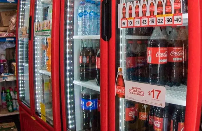 Piden aumentar impuestos a bebidas azucaradas y cigarros en México