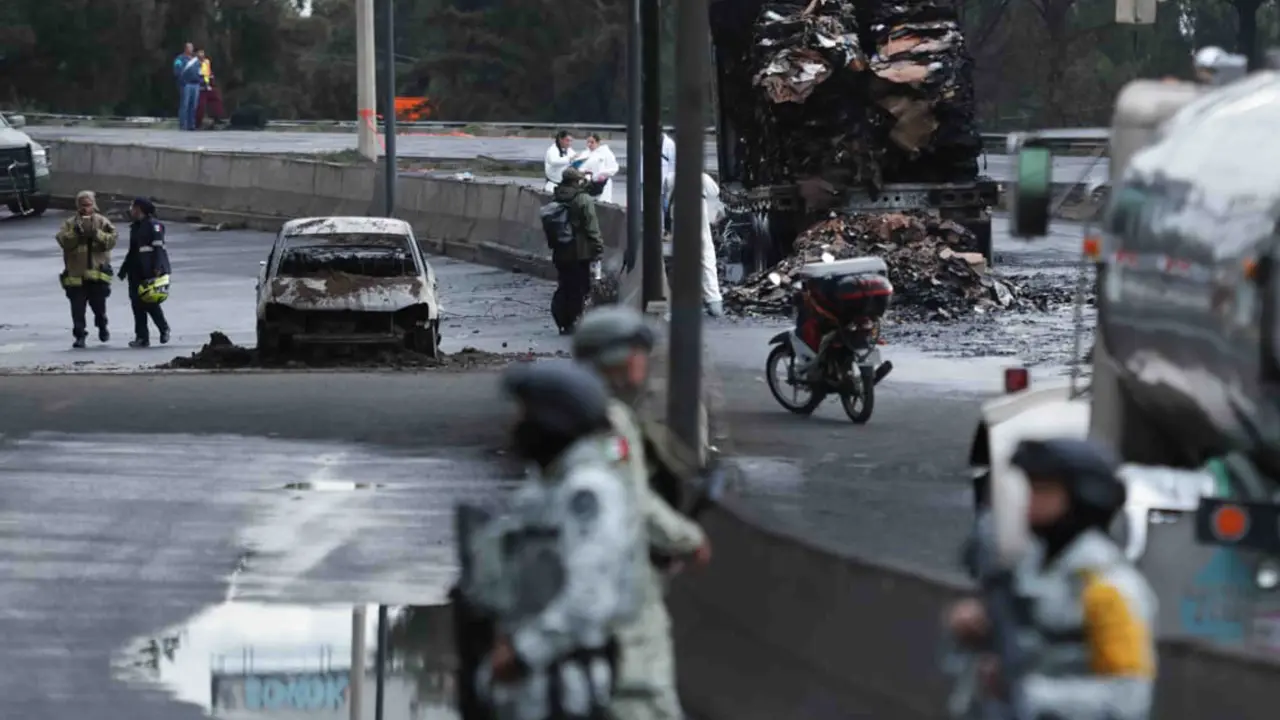 Autobús se salva de explosión de pipa de gas