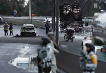 Autobús se salva de explosión de pipa de gas