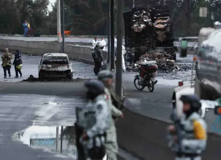 Autobús se salva de explosión de pipa de gas