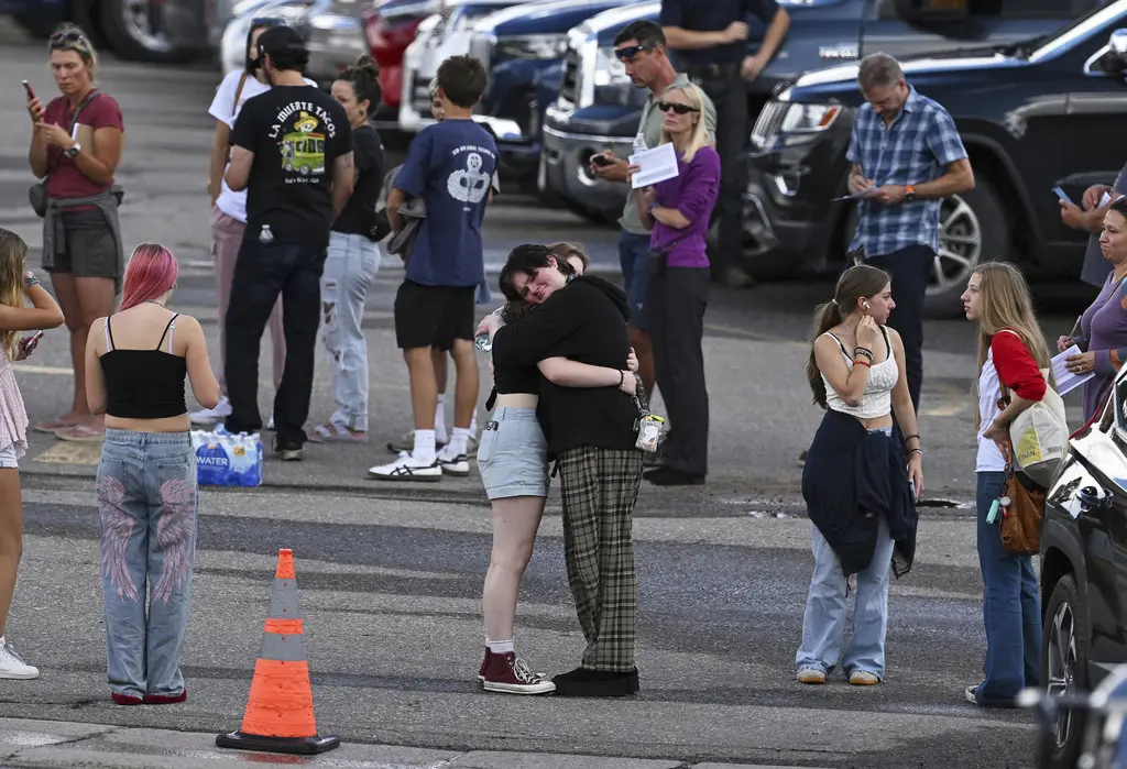 Estudiante radicalizado hiere a dos en escuela de Colorado